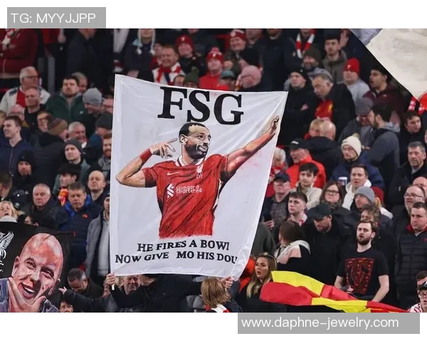 英超激战：里昂与利物浦战成平局红牌事件引发全场热议