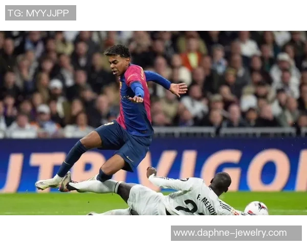 皇马友谊赛大胜里昂红牌事件引发全场热议与争议