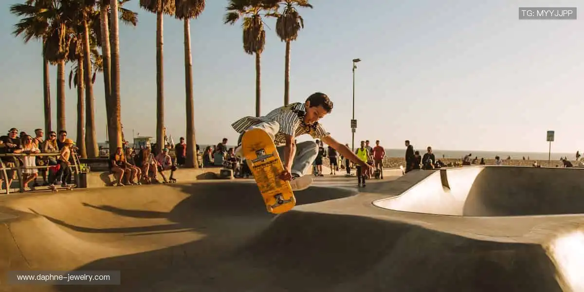 赛场之外，我们与你同在 —— 实时解说，深度分析！🎙️📊